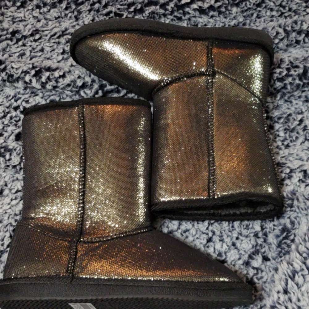 NWT. Snowboots.